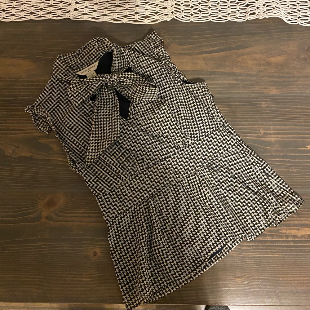 Banana Republic Tie Neck Houndstooth Top. Size Small